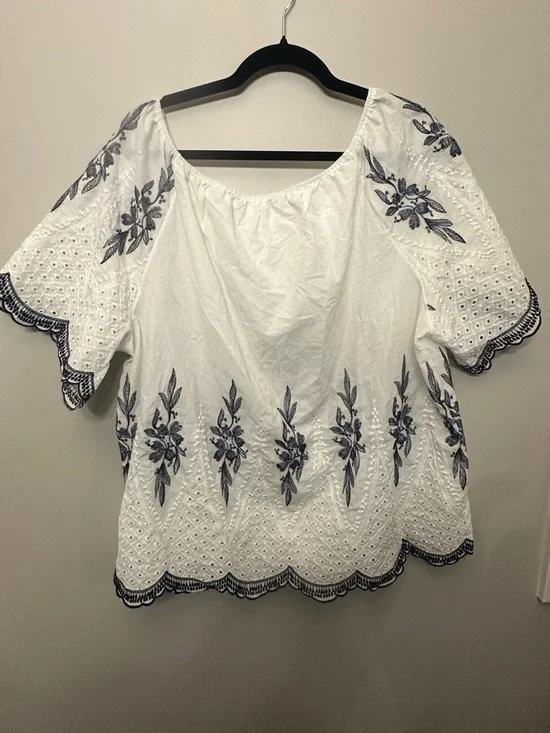 Kindred white boho top featuring navy blue floral embroidery Size 1X - Picture 7 of 8